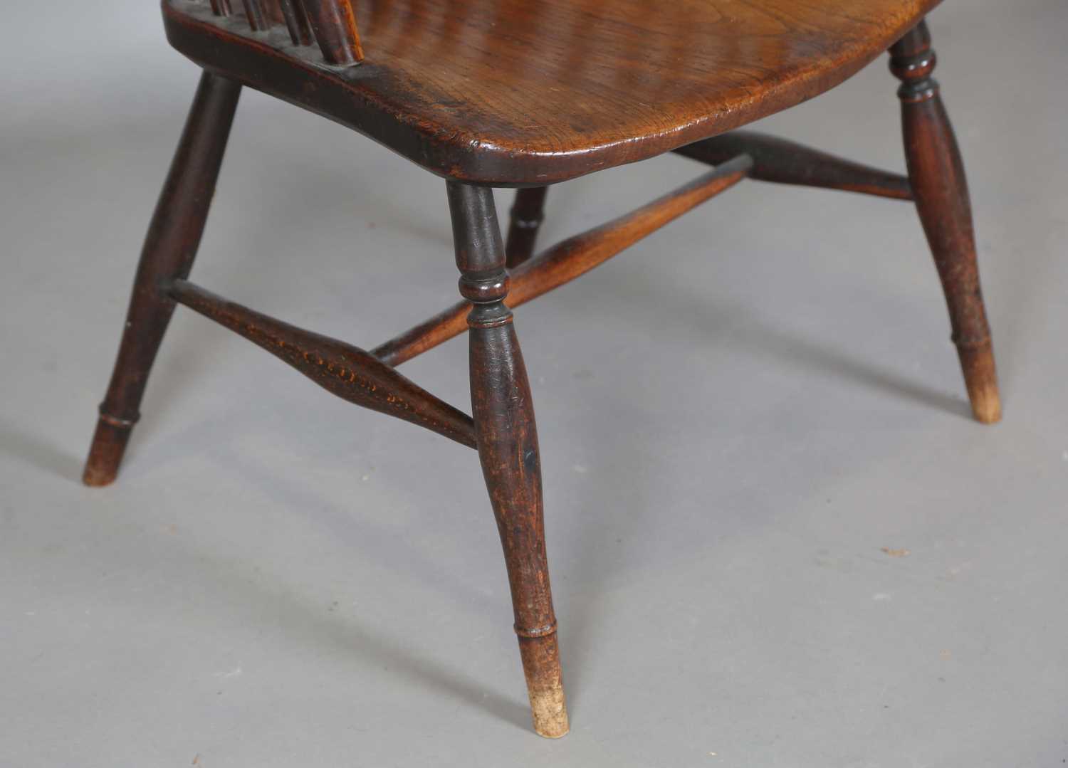 A mid-19th century provincial ash and elm bar and stick back Windsor armchair with a wide elm seat - Image 8 of 9