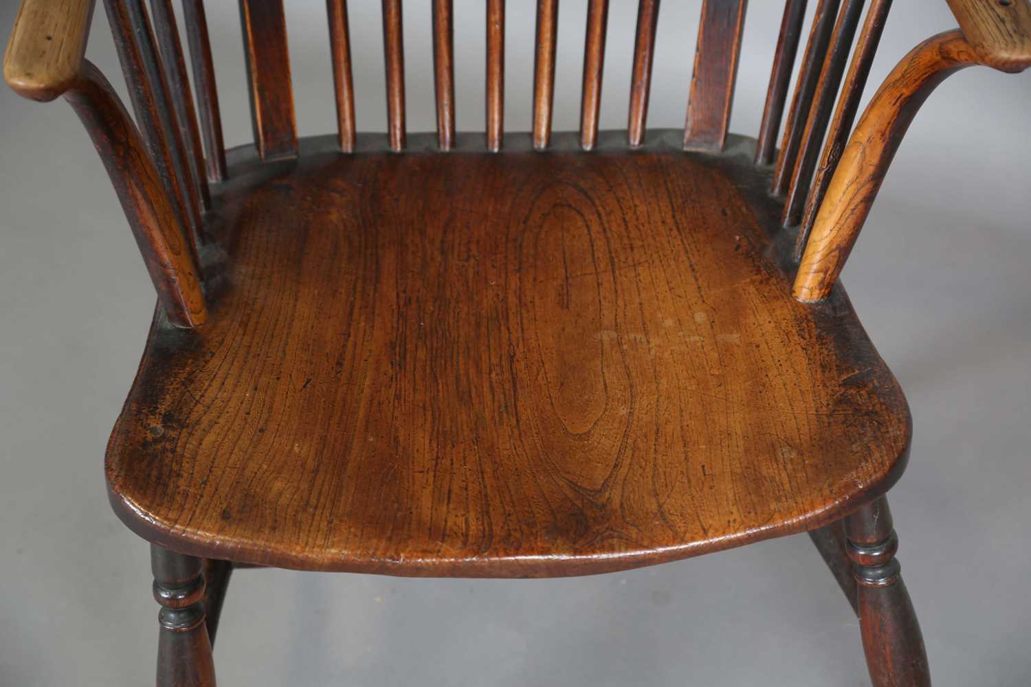 A mid-19th century provincial ash and elm bar and stick back Windsor armchair with a wide elm seat - Image 4 of 9