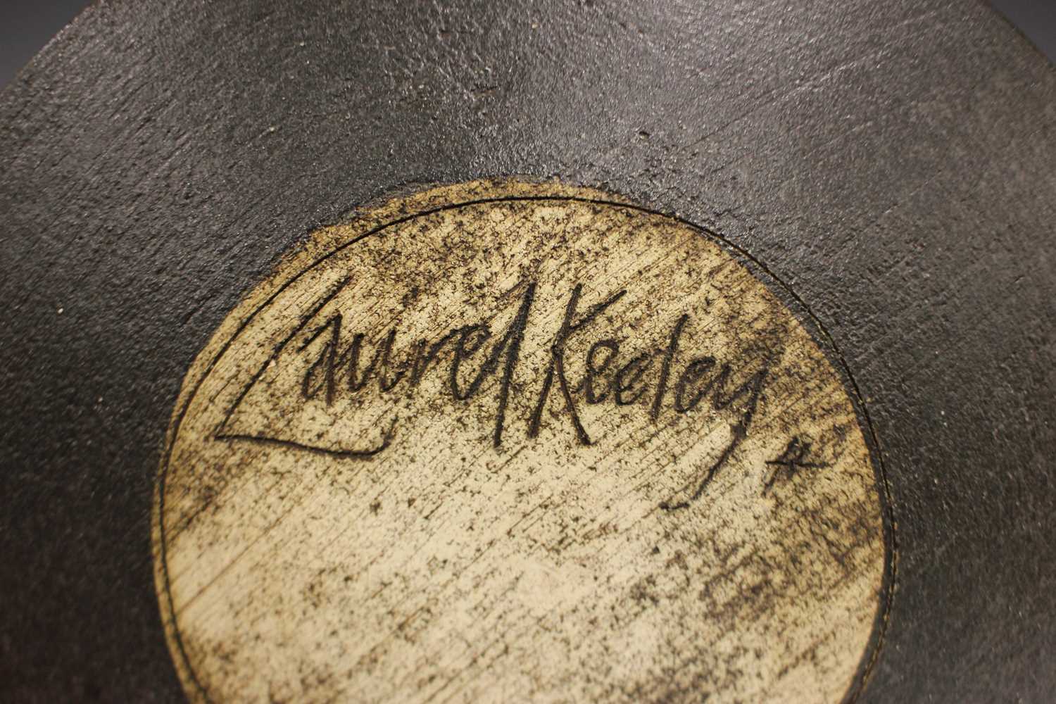A studio pottery stoneware circular dish by Laurel Keeley, incised with a cat, incised mark to - Image 2 of 9