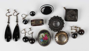 A small group of Victorian jewellery, including a tortoiseshell piqué circular brooch, diameter 3.