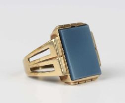 A gold and banded agate rectangular signet ring, with pierced shoulders, detailed ‘585’, weight 10.