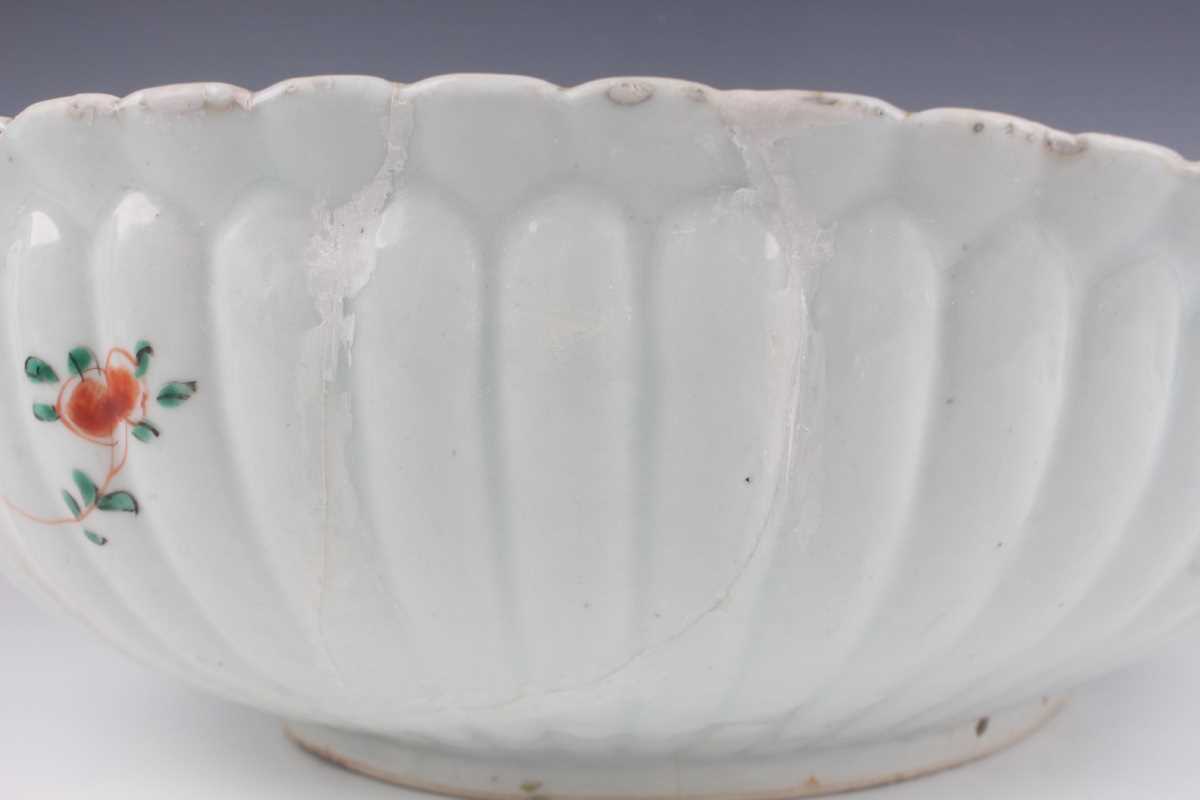 A Chinese famille verte export porcelain bowl, Kangxi period, of fluted oval form, the interior - Image 20 of 20