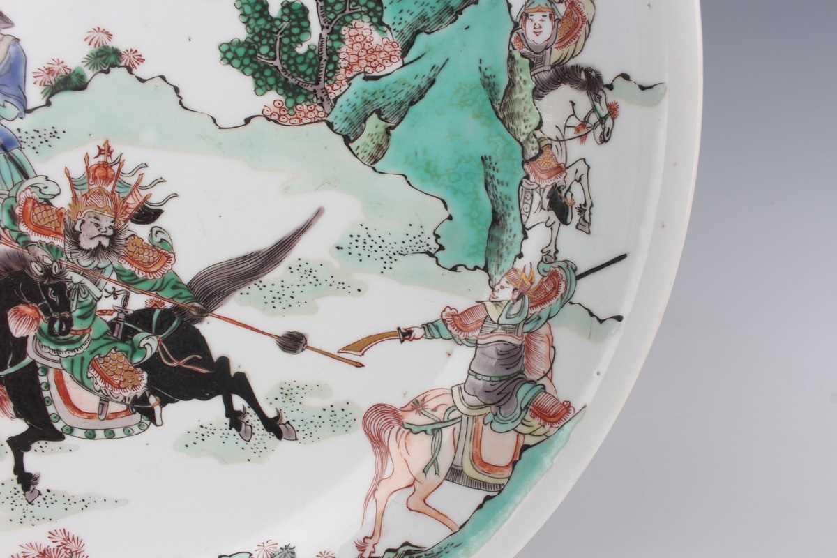 A Chinese famille verte porcelain saucer dish, Kangxi style but later, painted with a battle - Image 7 of 11