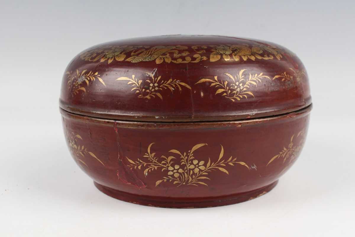 A Chinese red lacquer three-tier box with overhead handle, late 19th/early 20th century, decorated - Image 38 of 46