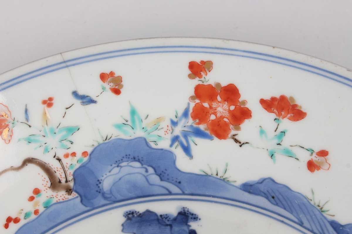 A Japanese Kakiemon porcelain circular dish, Edo period, circa 1700, the centre painted in - Image 9 of 13