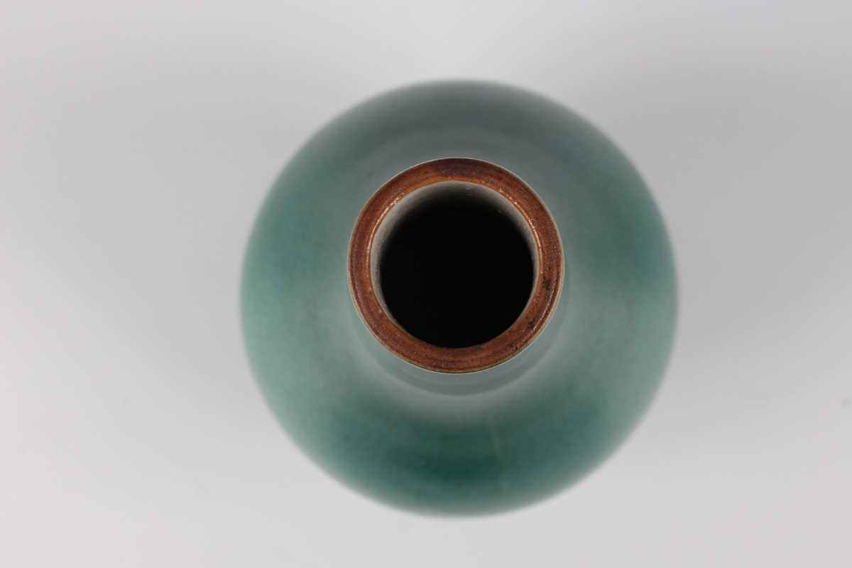 A Chinese green crackle glazed porcelain vase, probably 20th century, of teardrop form, covered in a - Image 4 of 5