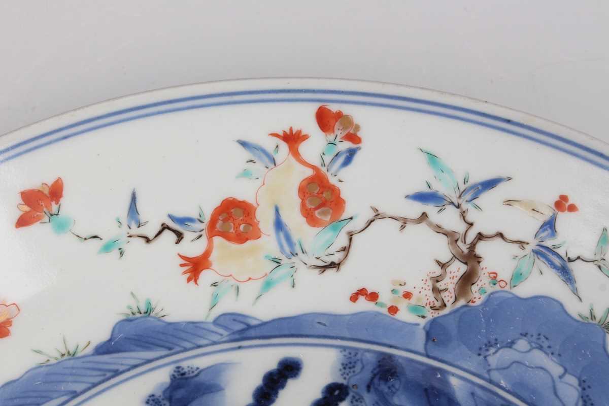 A Japanese Kakiemon porcelain circular dish, Edo period, circa 1700, the centre painted in - Image 10 of 13