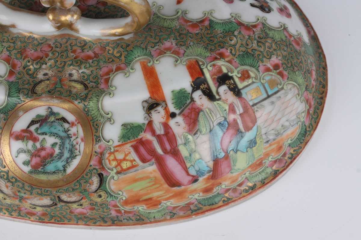A Chinese Canton famille rose porcelain oval tureen and cover with gilt twin loop handle, mid to - Image 16 of 17