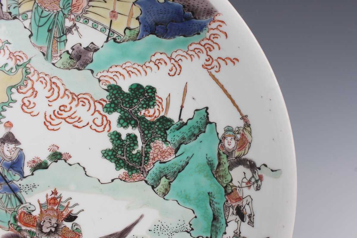 A Chinese famille verte porcelain saucer dish, Kangxi style but later, painted with a battle - Image 8 of 11