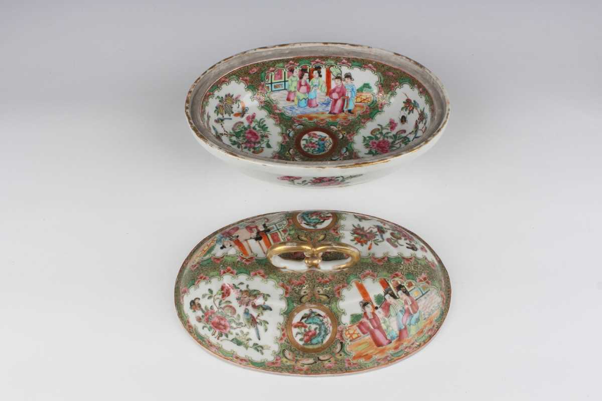 A Chinese Canton famille rose porcelain oval tureen and cover with gilt twin loop handle, mid to - Image 17 of 17