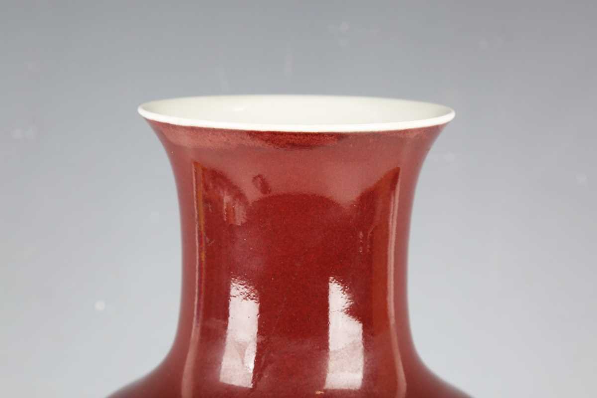 A Chinese sang-de-boeuf glazed porcelain vase, mark of Qianlong but modern, of baluster form with - Bild 2 aus 10