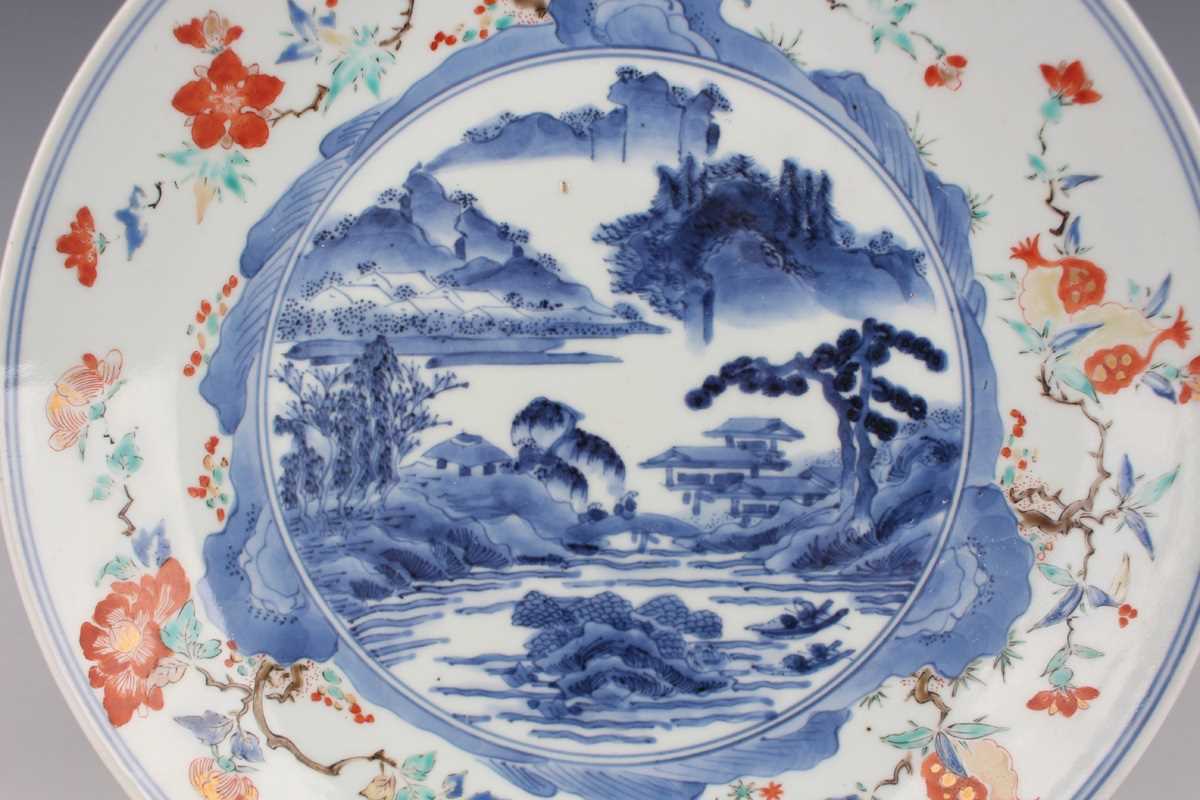 A Japanese Kakiemon porcelain circular dish, Edo period, circa 1700, the centre painted in - Image 2 of 13