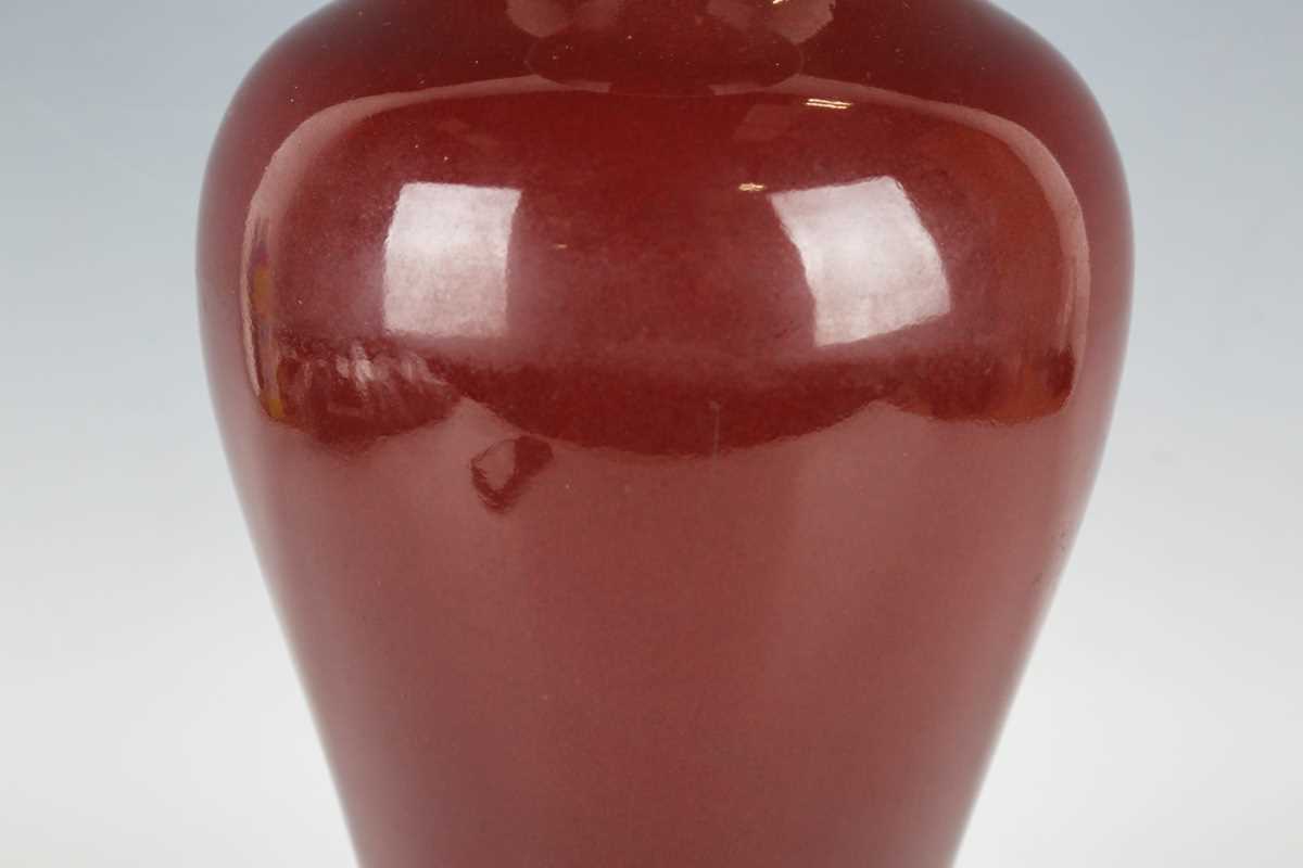 A Chinese sang-de-boeuf glazed porcelain vase, mark of Qianlong but modern, of baluster form with - Bild 3 aus 10