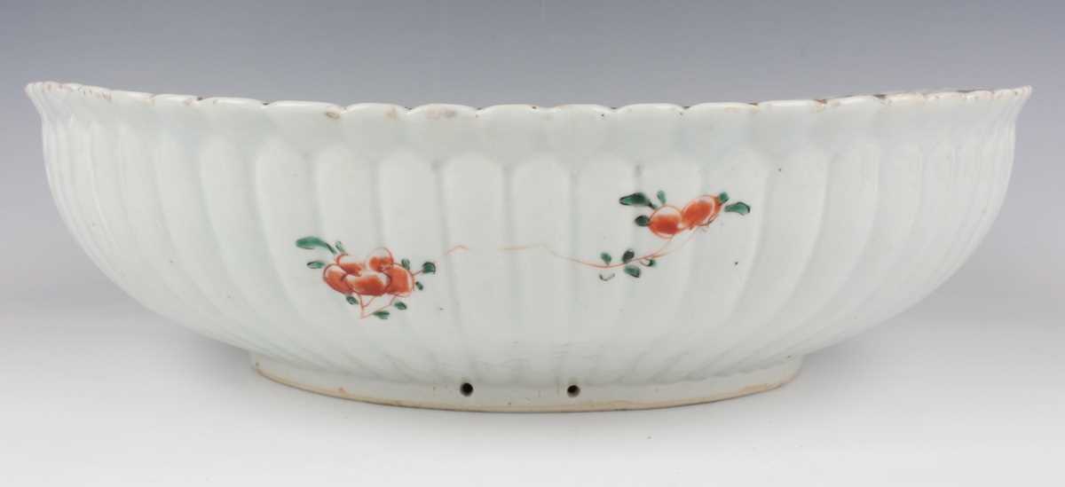 A Chinese famille verte export porcelain bowl, Kangxi period, of fluted oval form, the interior - Image 7 of 20