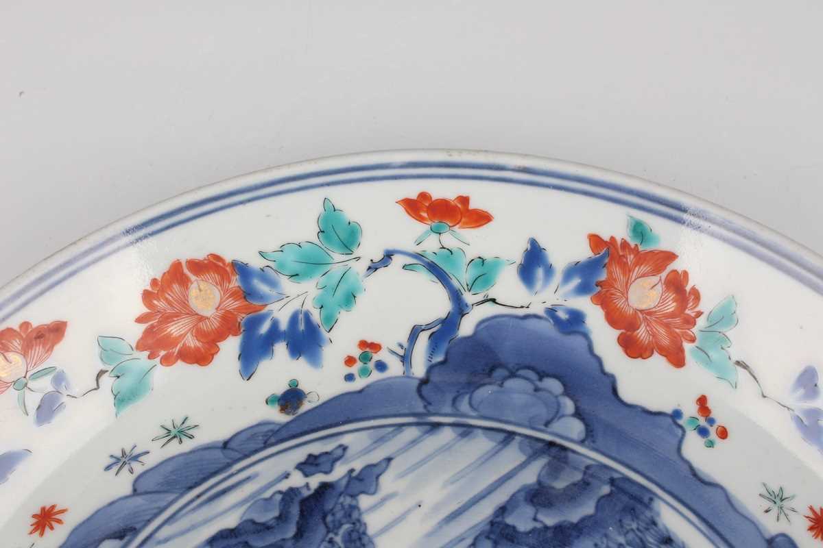 A Japanese Kakiemon porcelain circular dish, Edo period, circa 1700, the centre painted in - Image 9 of 12