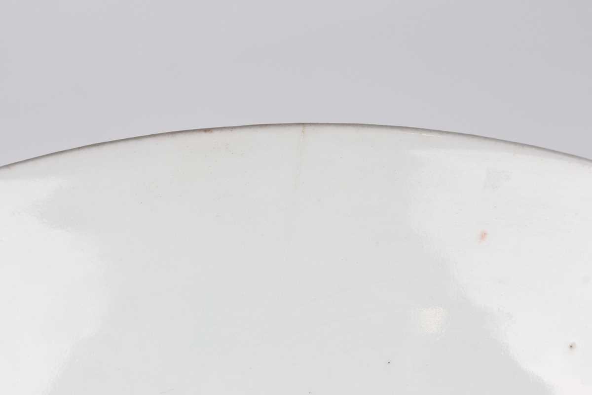 A Japanese Kakiemon porcelain circular dish, Edo period, circa 1700, the centre painted in - Image 8 of 13