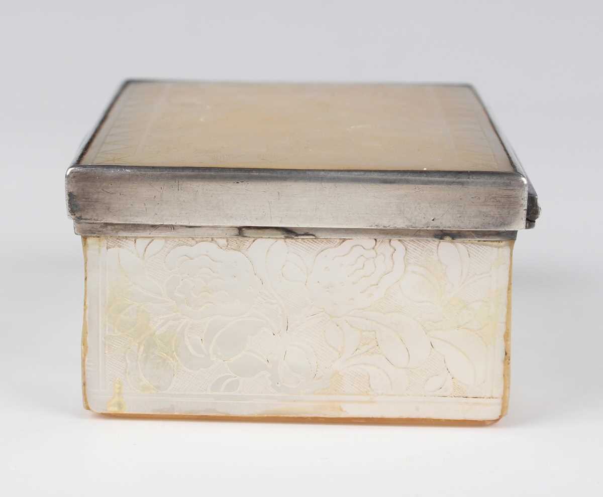 A Chinese Canton silver mounted mother-of-pearl rectangular snuff box, late 18th century, the hinged - Image 5 of 11