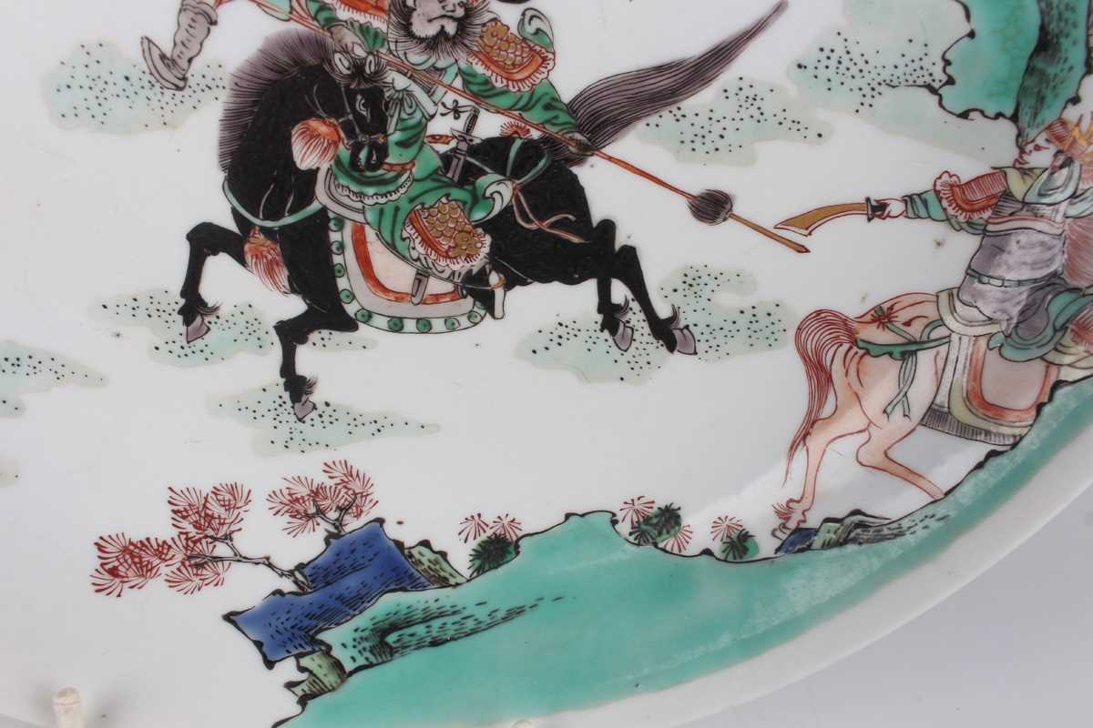 A Chinese famille verte porcelain saucer dish, Kangxi style but later, painted with a battle - Image 6 of 11