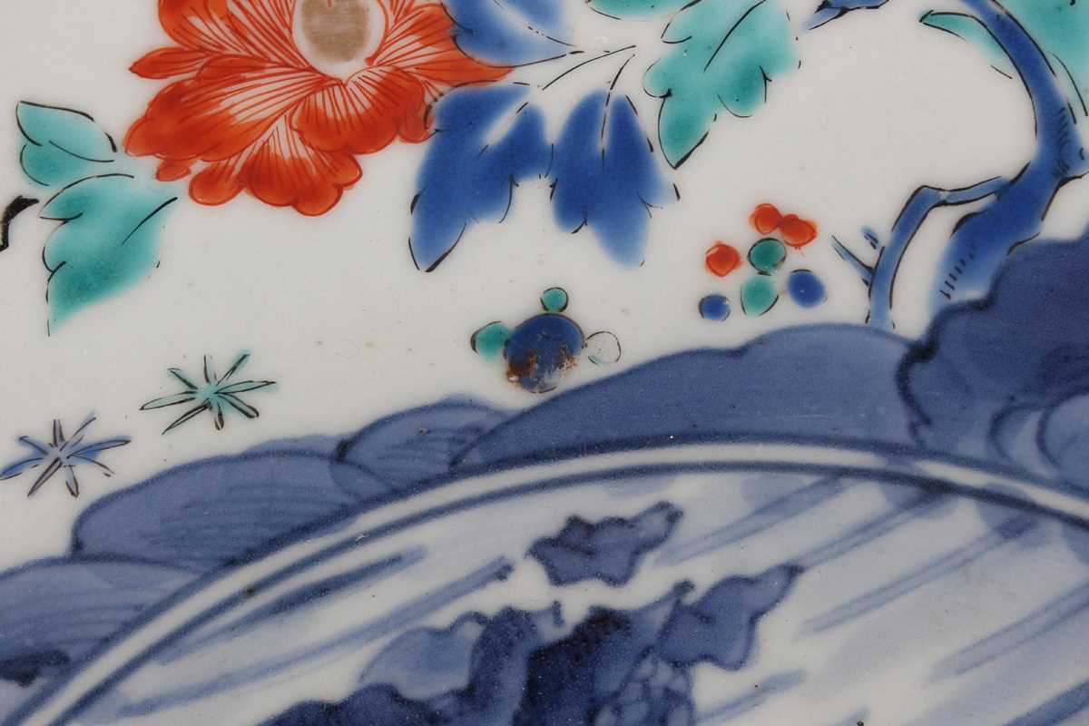 A Japanese Kakiemon porcelain circular dish, Edo period, circa 1700, the centre painted in - Image 12 of 12