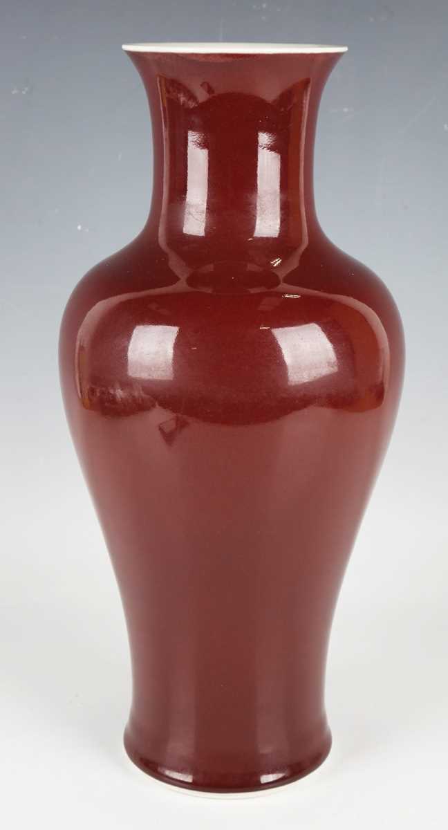 A Chinese sang-de-boeuf glazed porcelain vase, mark of Qianlong but modern, of baluster form with - Bild 5 aus 10