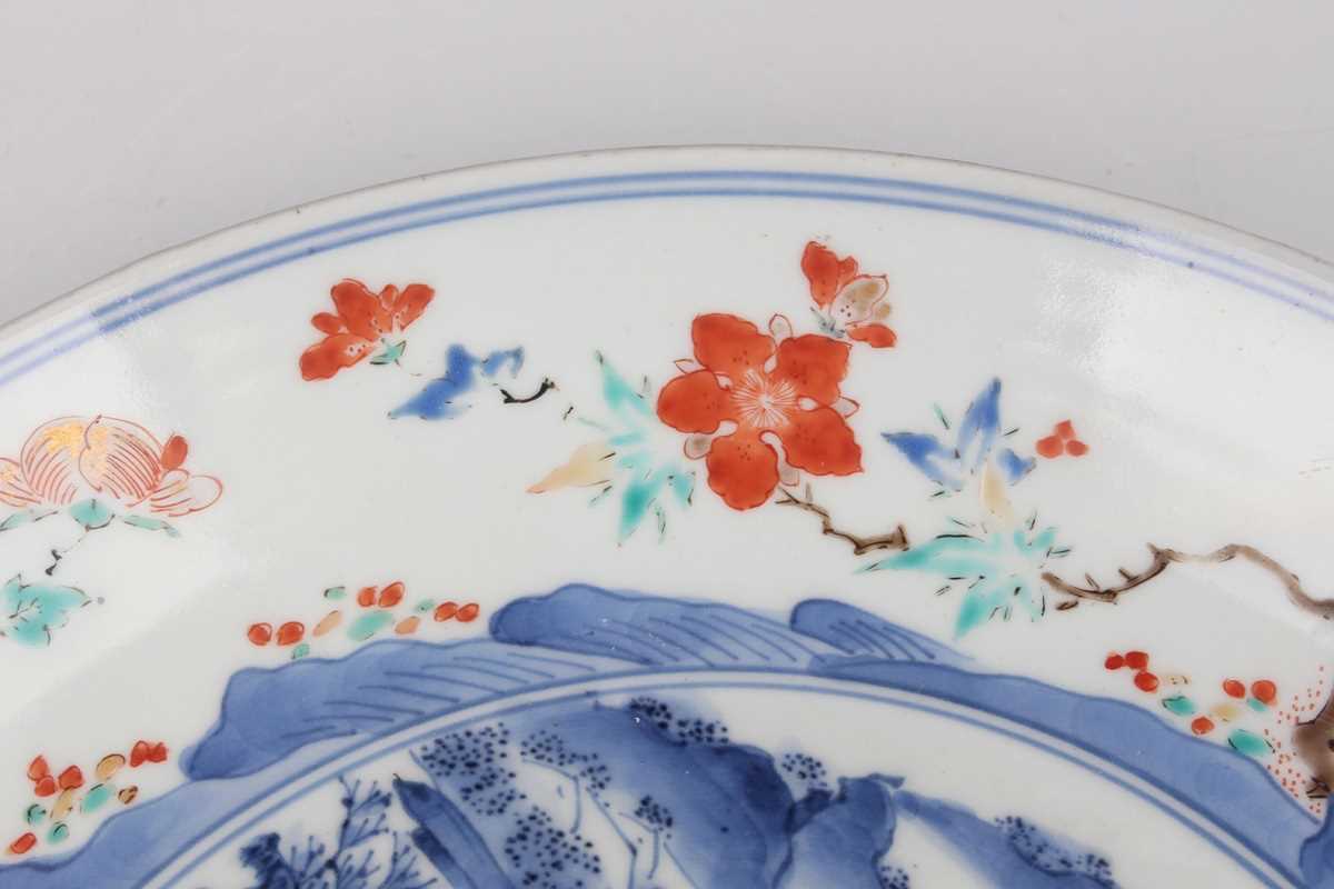 A Japanese Kakiemon porcelain circular dish, Edo period, circa 1700, the centre painted in - Image 13 of 13
