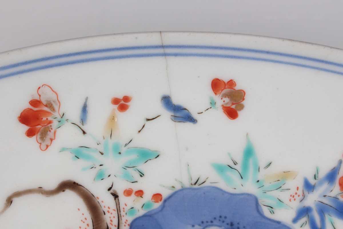 A Japanese Kakiemon porcelain circular dish, Edo period, circa 1700, the centre painted in - Image 7 of 13