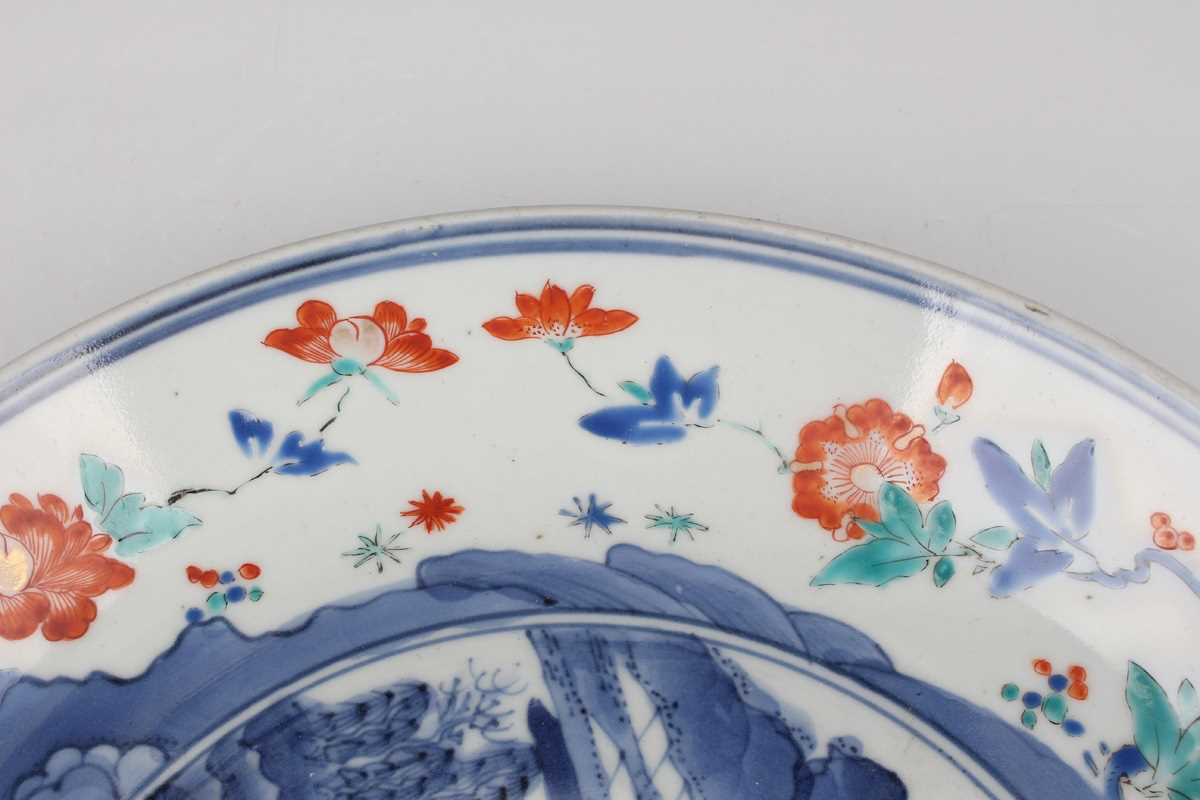 A Japanese Kakiemon porcelain circular dish, Edo period, circa 1700, the centre painted in - Image 10 of 12