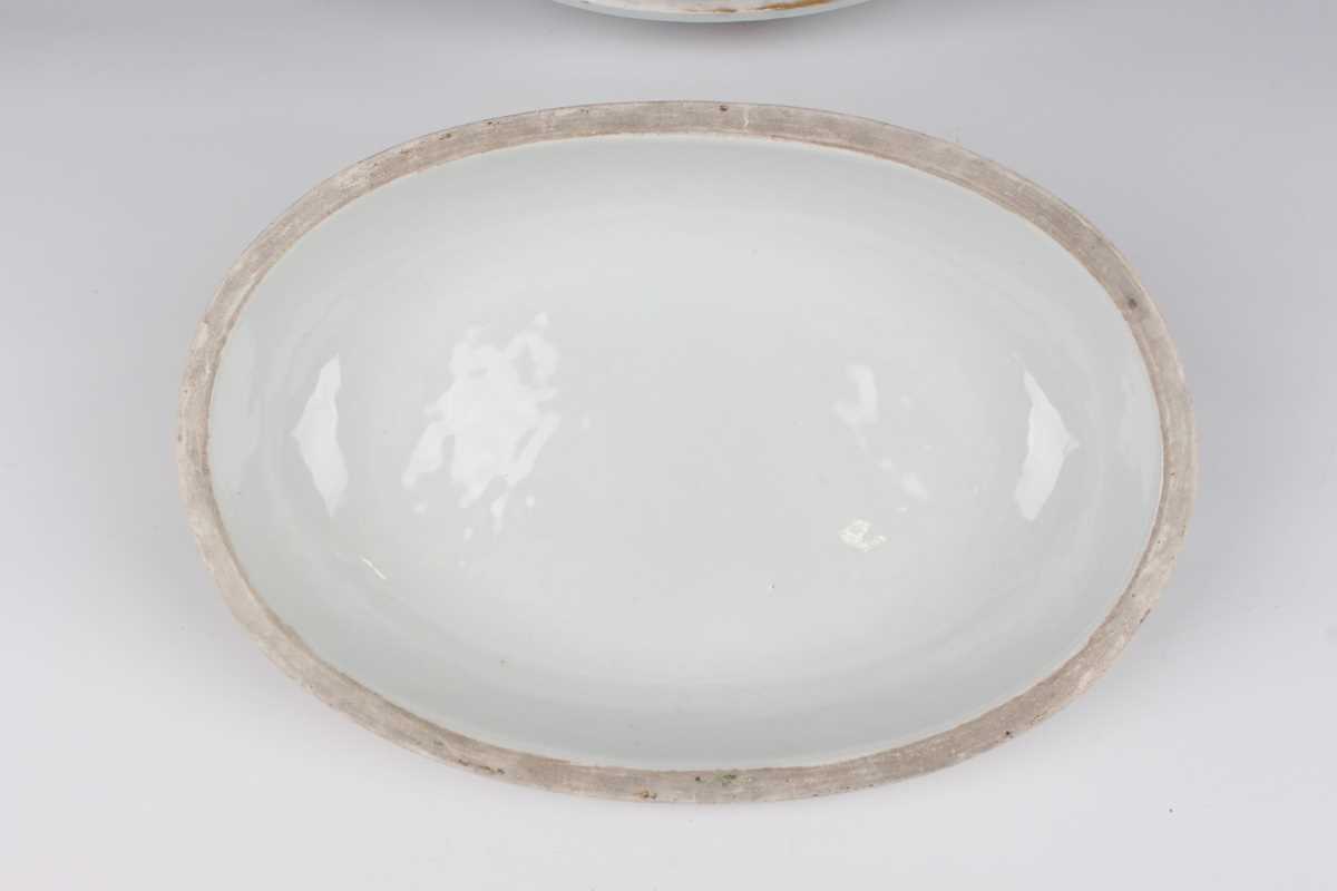 A Chinese Canton famille rose porcelain oval tureen and cover with gilt twin loop handle, mid to - Image 4 of 17