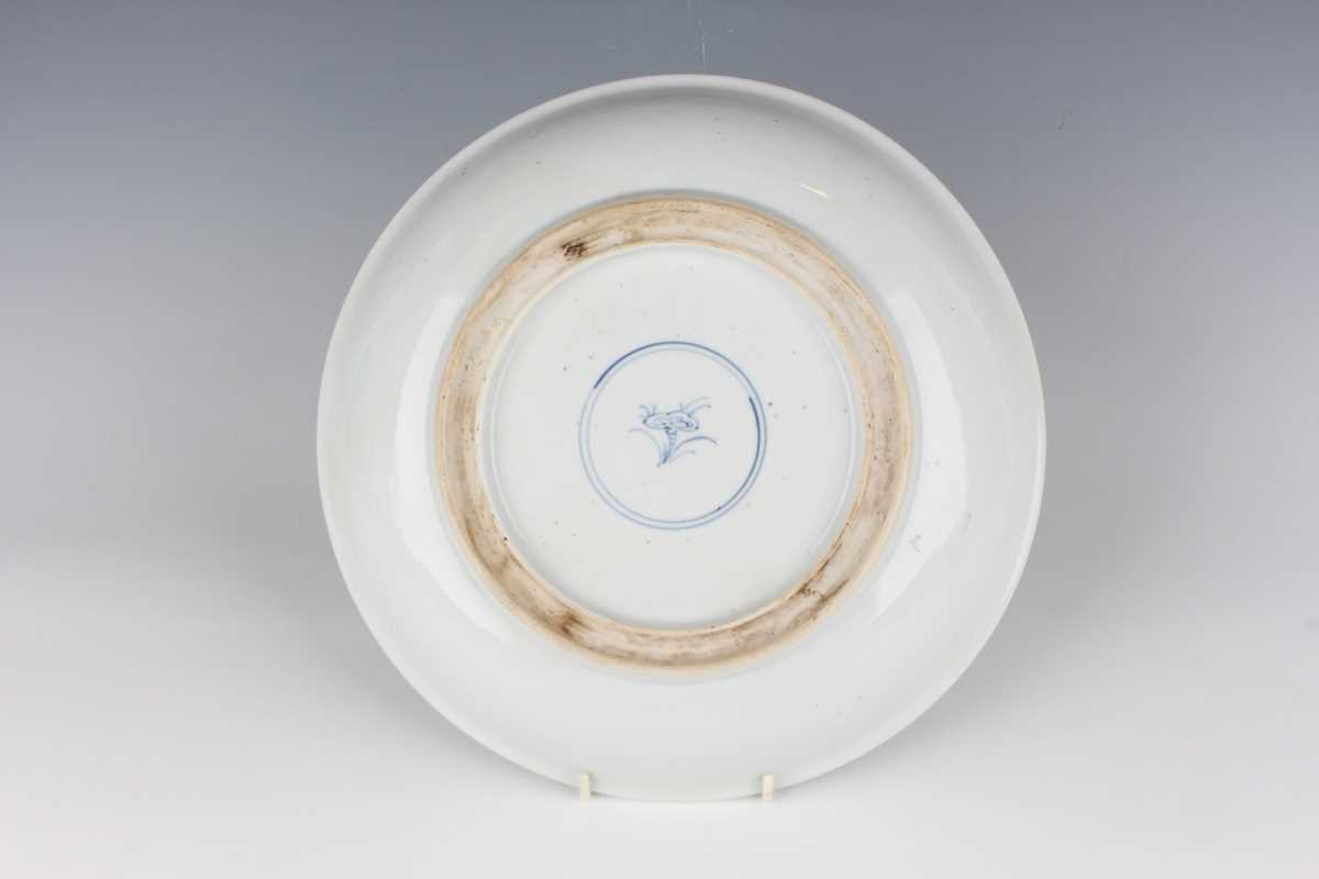 A Chinese famille verte porcelain saucer dish, Kangxi style but later, painted with a battle - Image 10 of 11