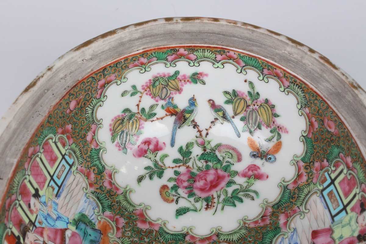 A Chinese Canton famille rose porcelain oval tureen and cover with gilt twin loop handle, mid to - Image 10 of 17