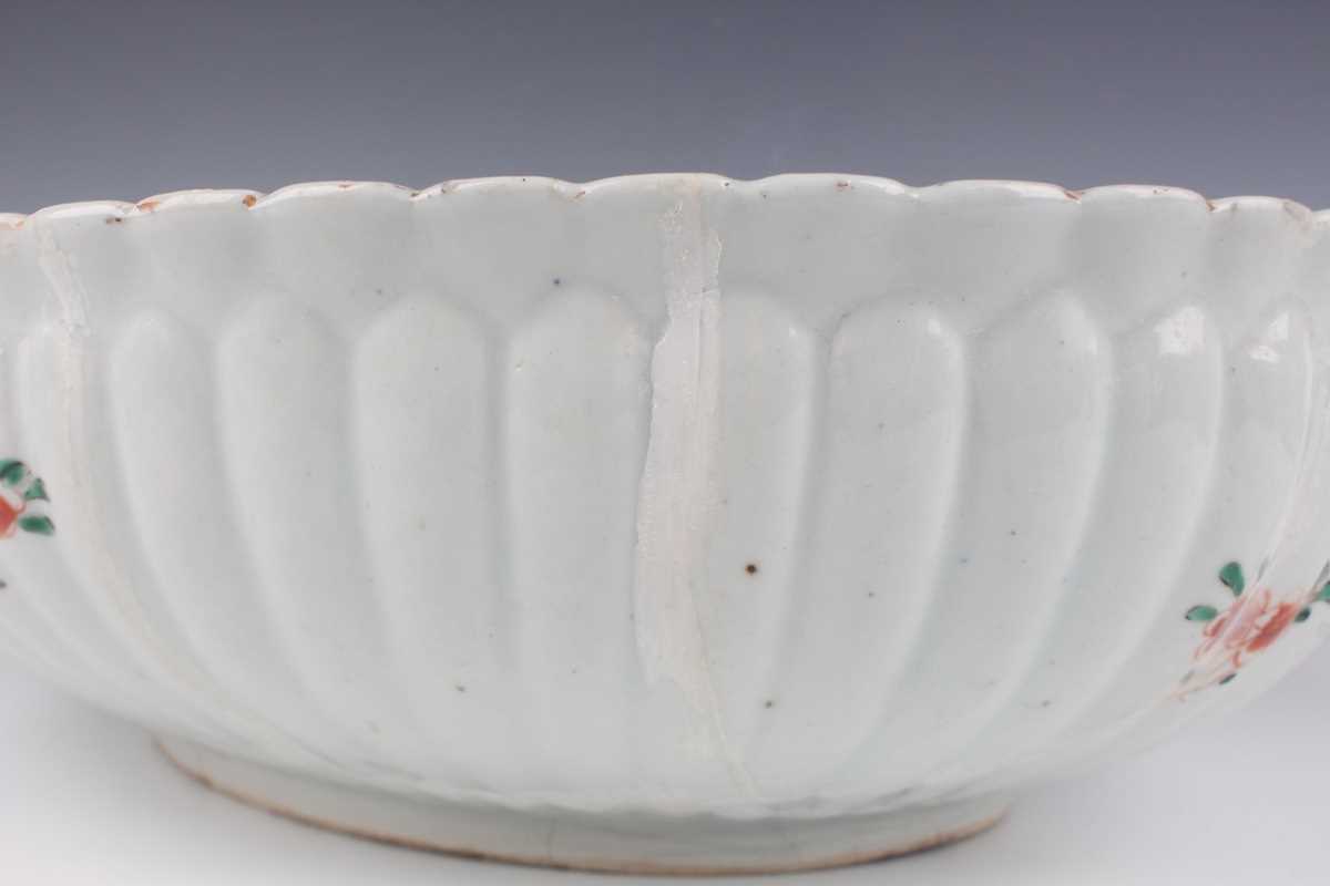 A Chinese famille verte export porcelain bowl, Kangxi period, of fluted oval form, the interior - Image 18 of 20