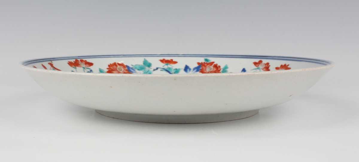 A Japanese Kakiemon porcelain circular dish, Edo period, circa 1700, the centre painted in - Image 5 of 12