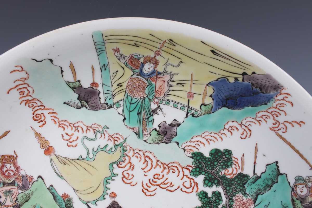 A Chinese famille verte porcelain saucer dish, Kangxi style but later, painted with a battle - Image 3 of 11