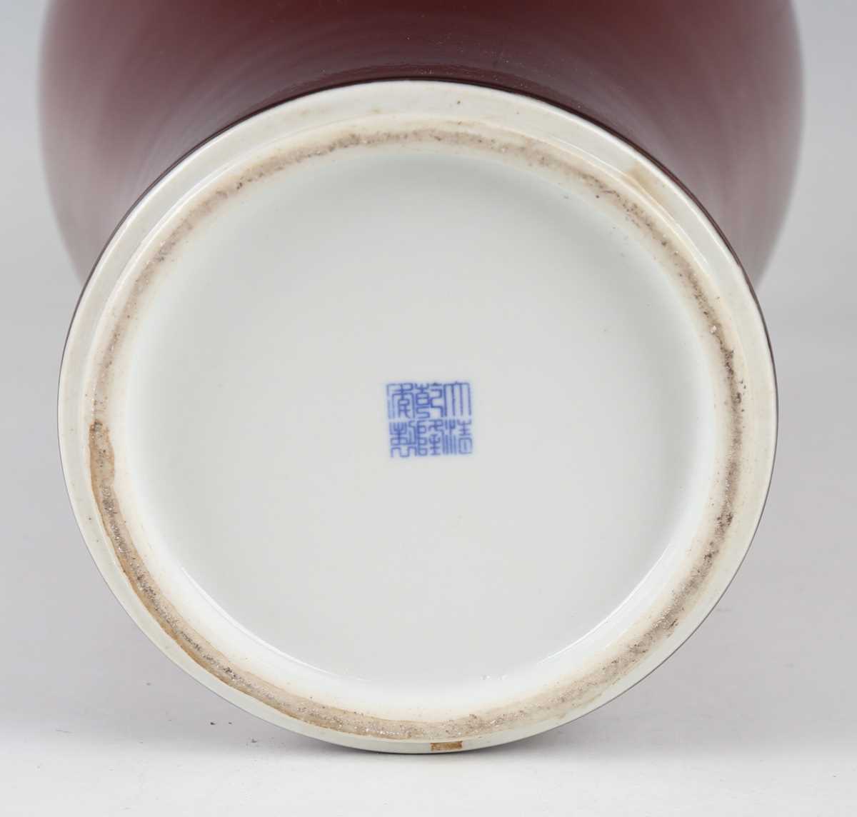 A Chinese sang-de-boeuf glazed porcelain vase, mark of Qianlong but modern, of baluster form with - Bild 9 aus 10