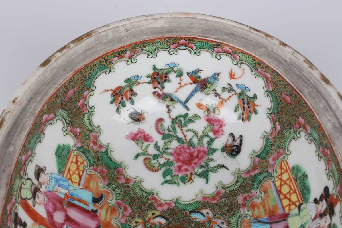 A Chinese Canton famille rose porcelain oval tureen and cover with gilt twin loop handle, mid to - Image 12 of 17