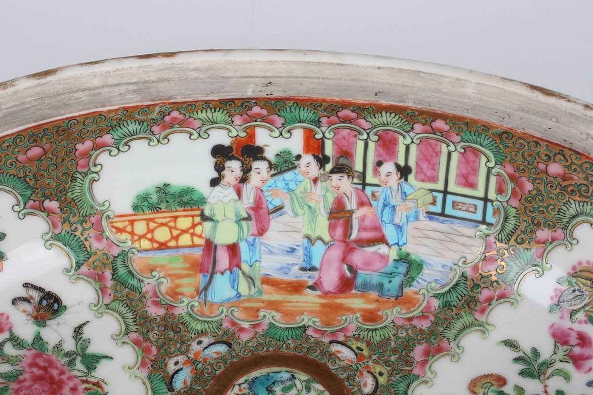 A Chinese Canton famille rose porcelain oval tureen and cover with gilt twin loop handle, mid to - Image 11 of 17