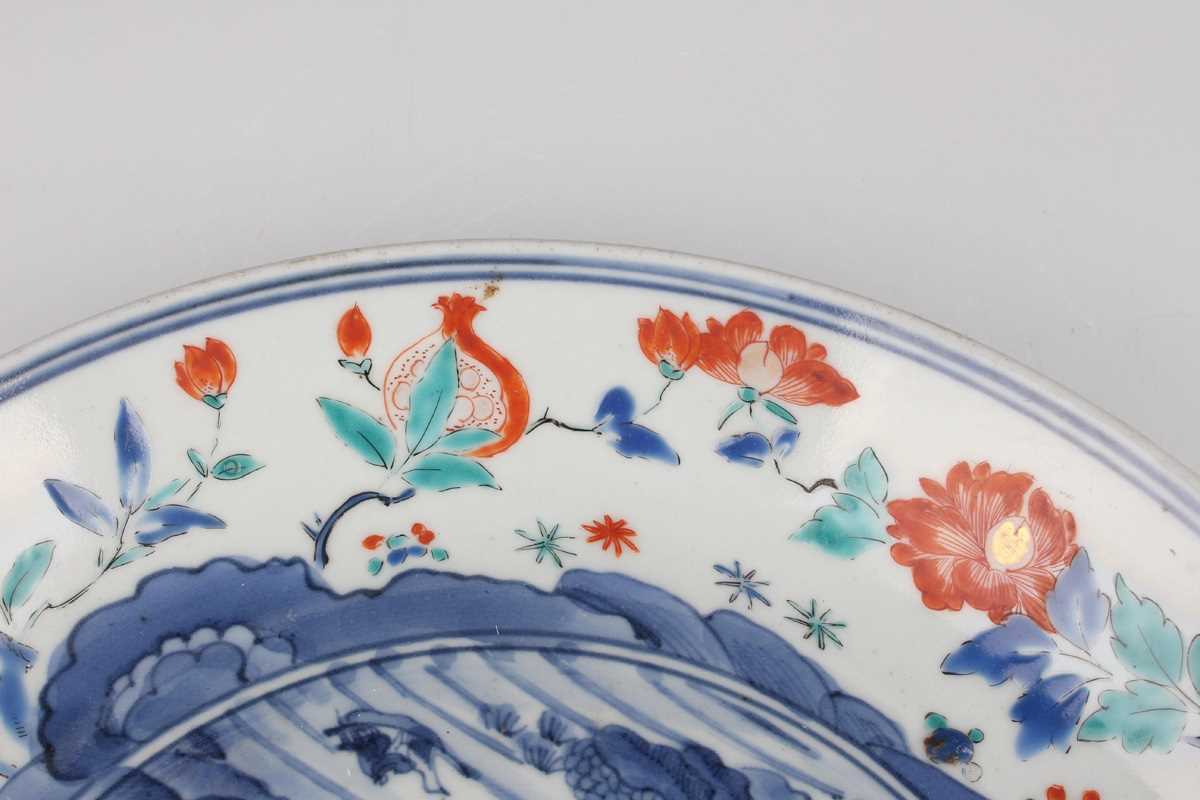 A Japanese Kakiemon porcelain circular dish, Edo period, circa 1700, the centre painted in - Image 8 of 12