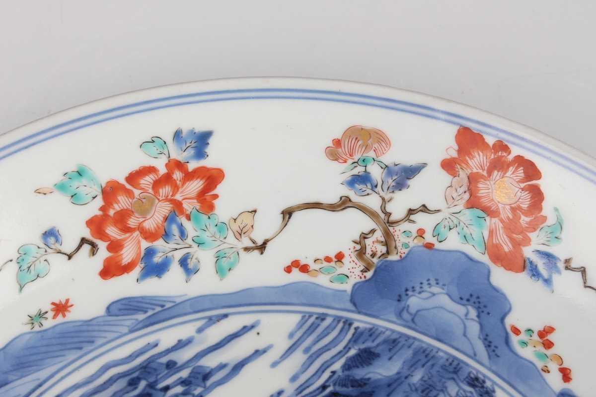 A Japanese Kakiemon porcelain circular dish, Edo period, circa 1700, the centre painted in - Image 12 of 13