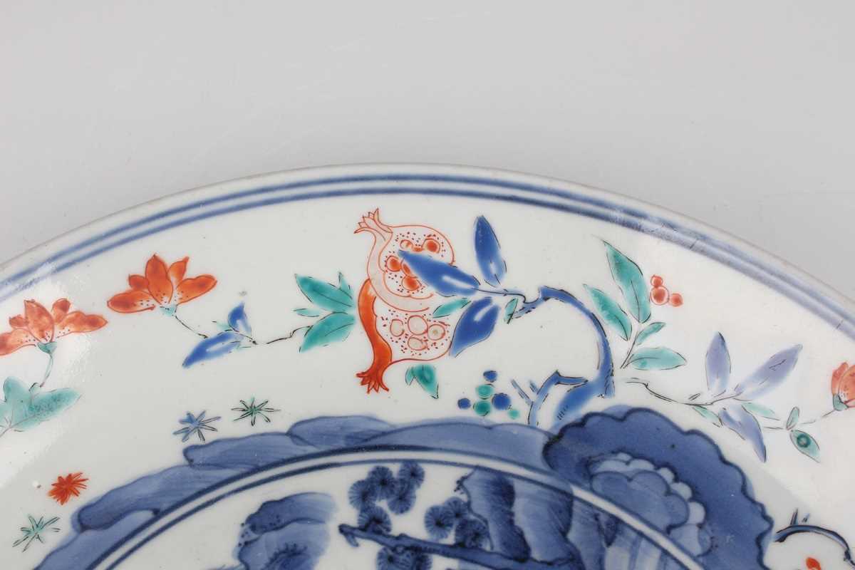 A Japanese Kakiemon porcelain circular dish, Edo period, circa 1700, the centre painted in - Image 7 of 12