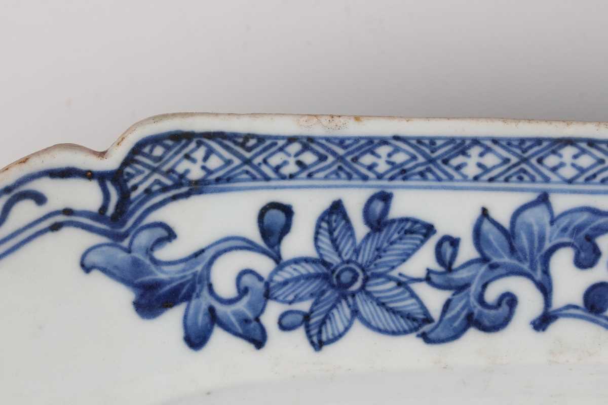 A Chinese blue and white export porcelain tureen stand, Qianlong period, the well painted with - Image 10 of 10