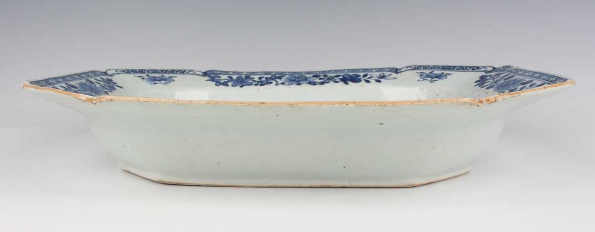 A Chinese blue and white export porcelain tureen stand, Qianlong period, the well painted with - Image 7 of 10