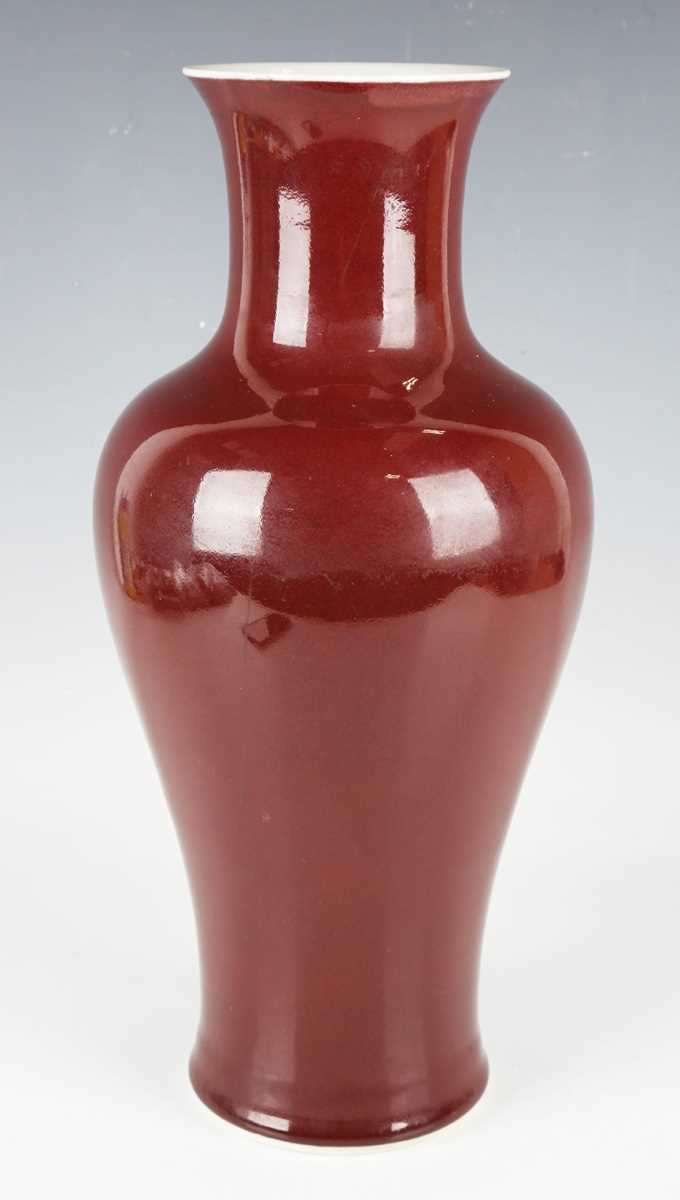 A Chinese sang-de-boeuf glazed porcelain vase, mark of Qianlong but modern, of baluster form with - Bild 7 aus 10