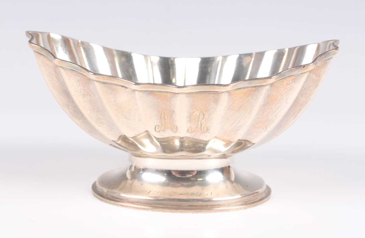 A pair of late Victorian silver circular lobed bonbon dishes, pierced and embossed with fruit - Image 7 of 11