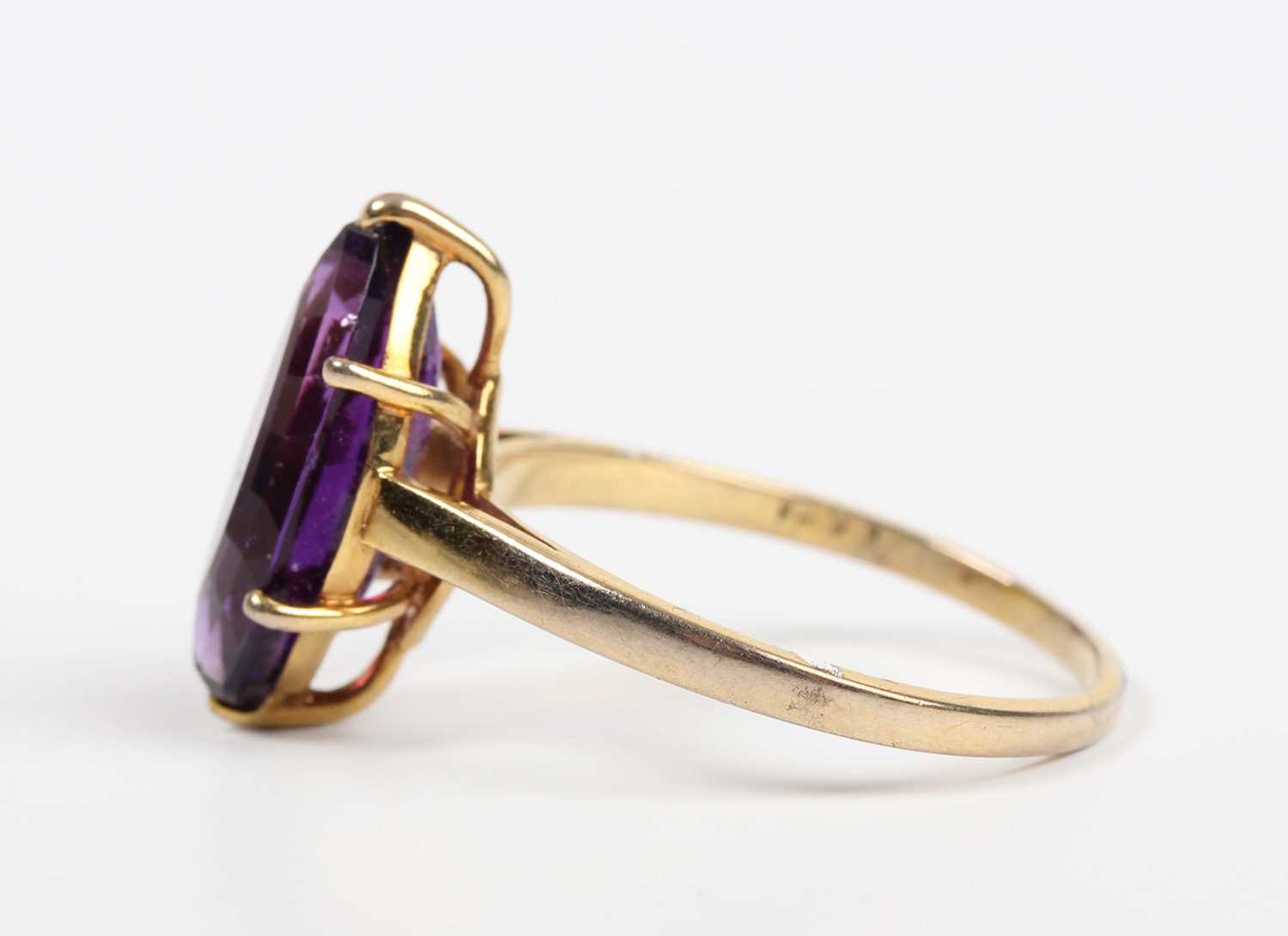 An 18ct gold ring, claw set with a marquise shaped amethyst, London 1985, weight 3.8g, ring size - Image 3 of 5