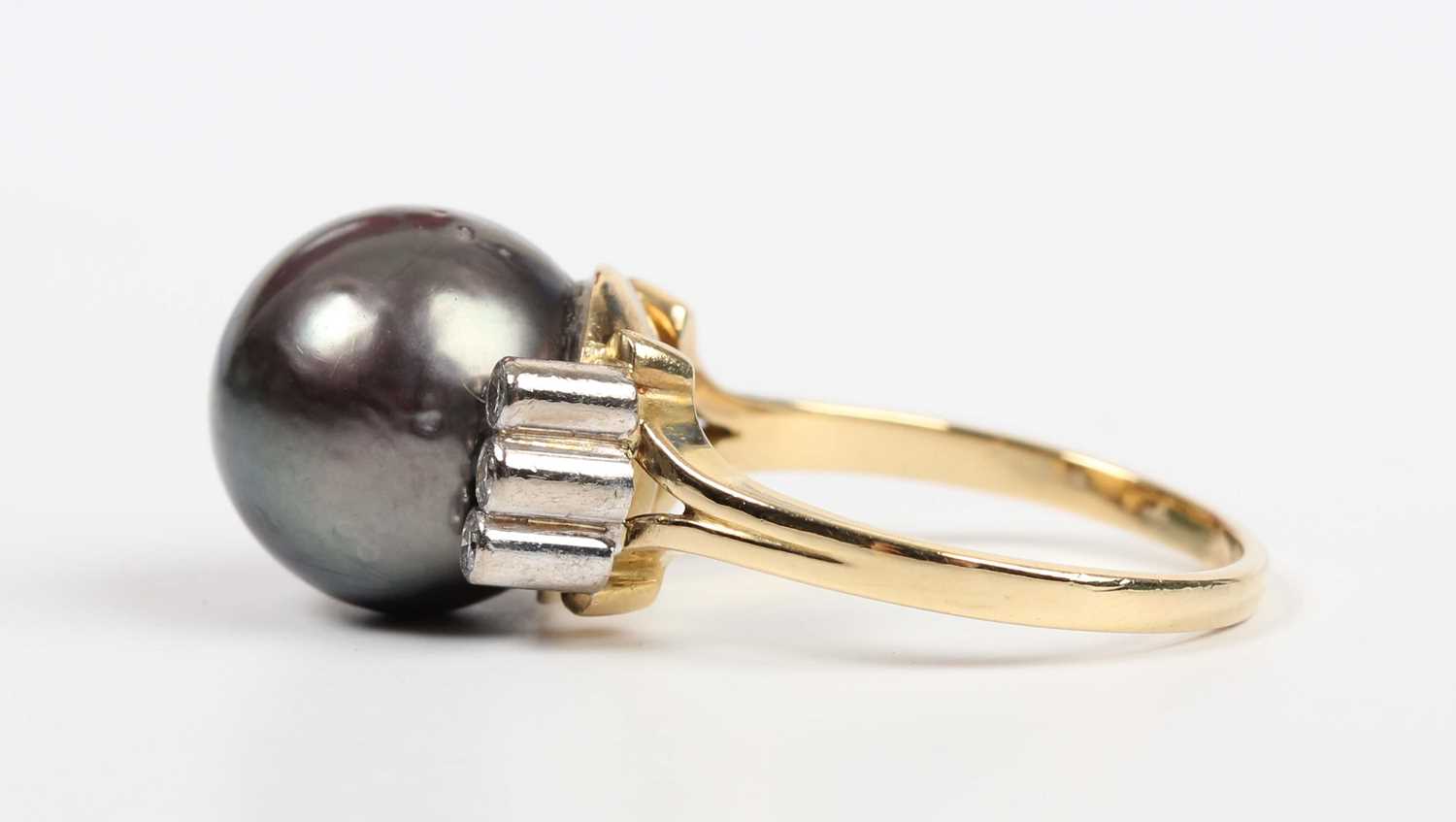An 18ct gold ring, mounted with a large grey tinted cultured pearl between two rows of three - Image 3 of 5