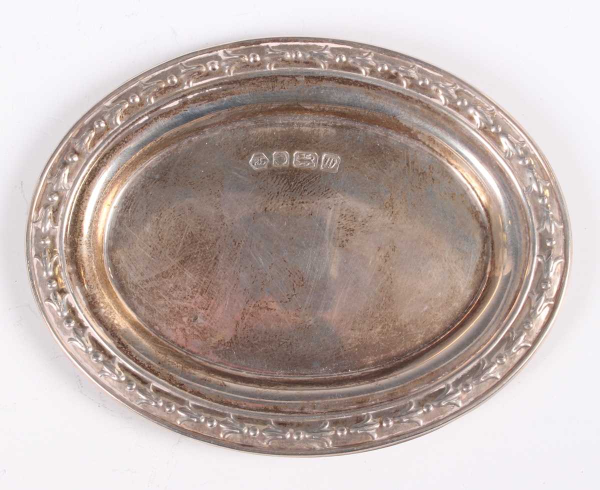 A George V silver oval jewellery box, the hinged lid with engine turned decoration, on scroll - Image 6 of 11