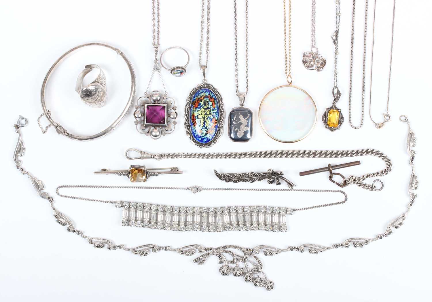 A small group of jewellery, including a gold mounted circular hologram pendant, detailed '9ct',