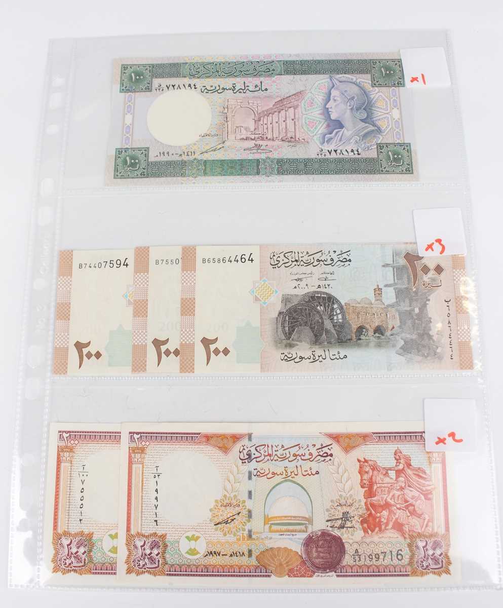 A collection of approximately fifty mid to late 20th century Syrian banknotes, within an album. - Image 7 of 9