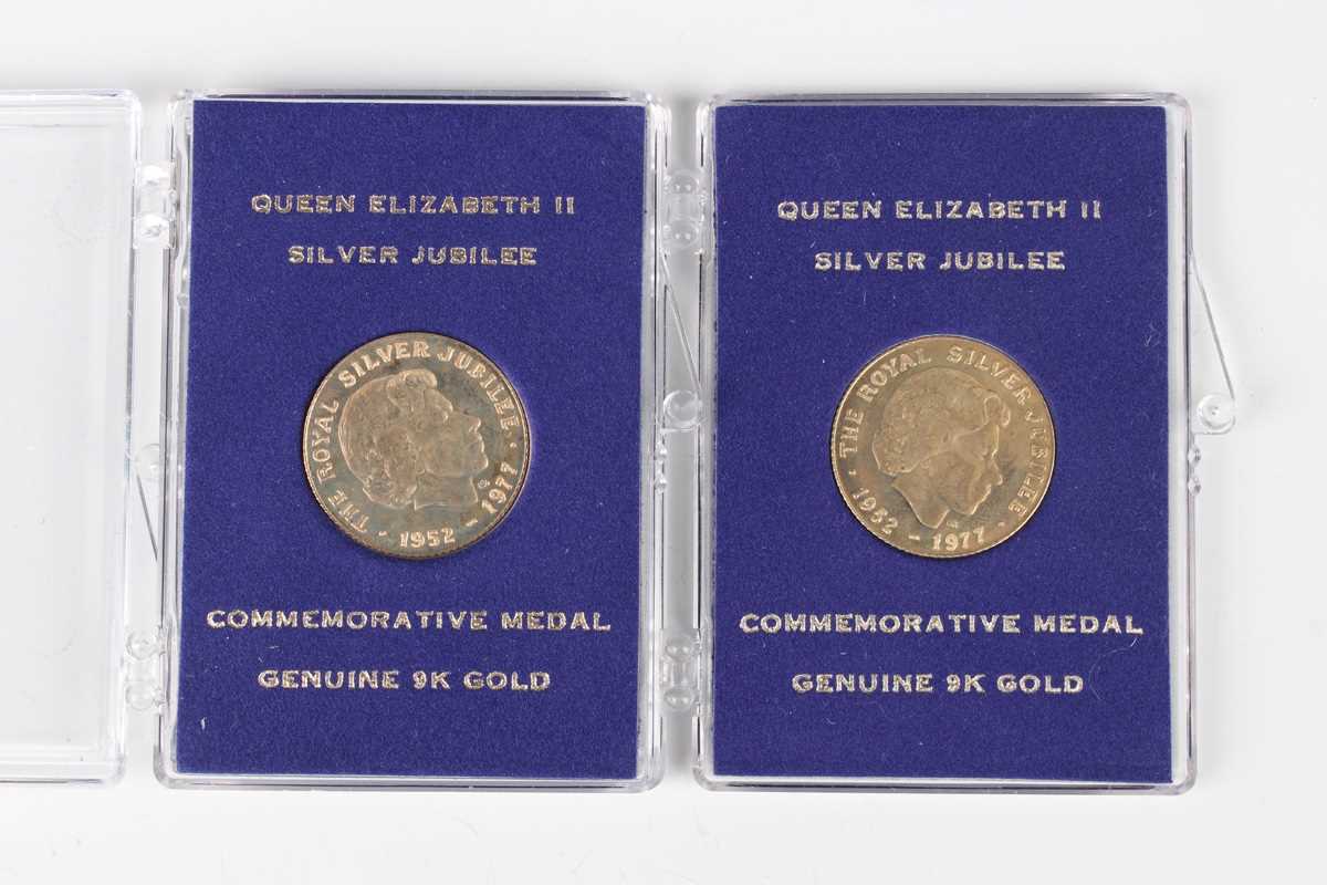 Two Elizabeth II 9ct gold Silver Jubilee commemorative medals, weight of each 2.5g, each within a - Image 3 of 3