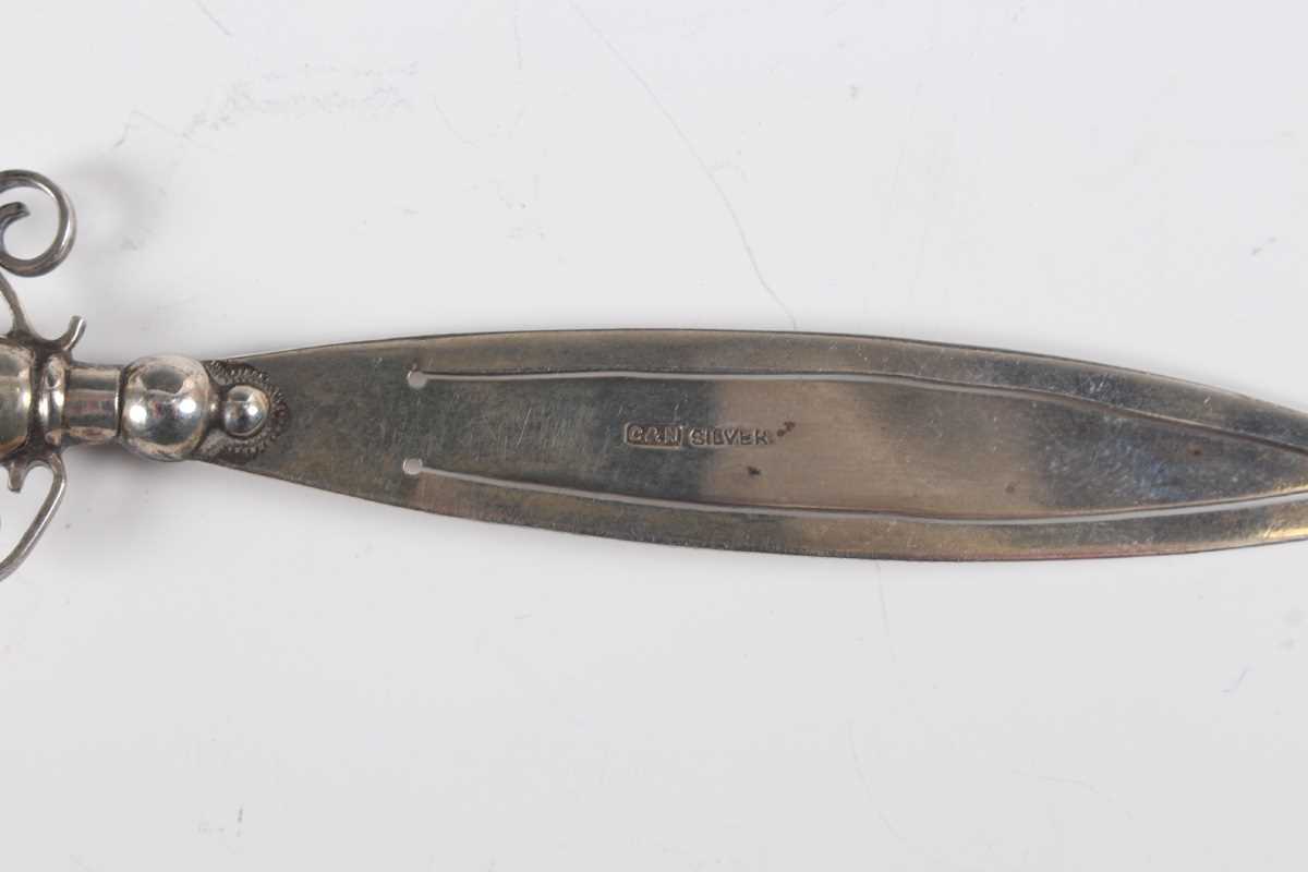 An Edwardian silver novelty bookmark in the form of a trowel, Birmingham 1904 by Crisford & - Image 3 of 7